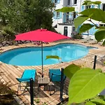 Familial Avec Piscine Au Centre De *