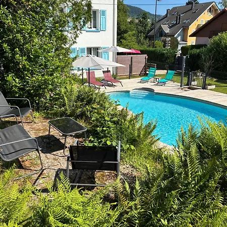 Familial Avec Piscine Au Centre De