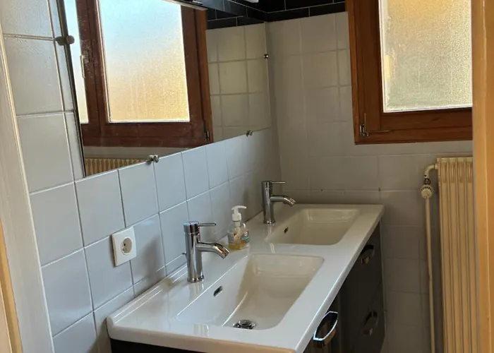 Chalet Familial Avec Piscine Au Centre De *