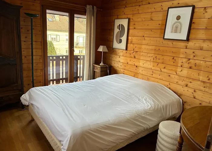 Familial Avec Piscine Au Centre De