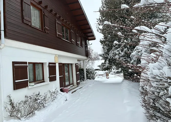 Familial Avec Piscine Au Centre De Chalet