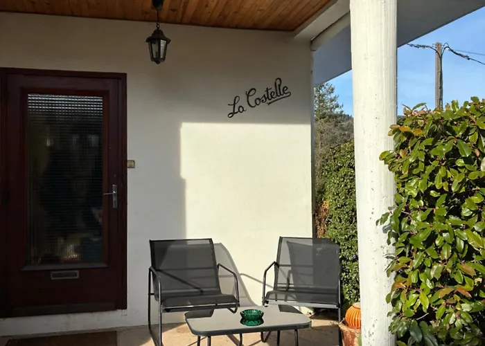 Familial Au Centre De Avec Jeux Et Piscine Exterieure Estivale