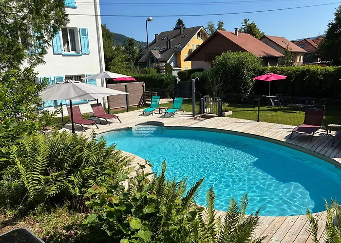 Chalet Familial Avec Piscine Au Centre De *