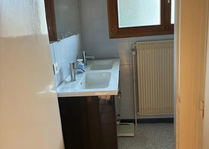 Familial Au Centre De Avec Jeux Et Piscine Exterieure Estivale