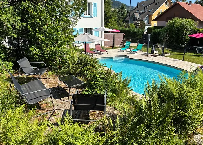 Familial Avec Piscine Au Centre De