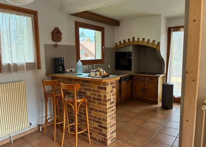 Chalet Familial Avec Piscine Au Centre De *