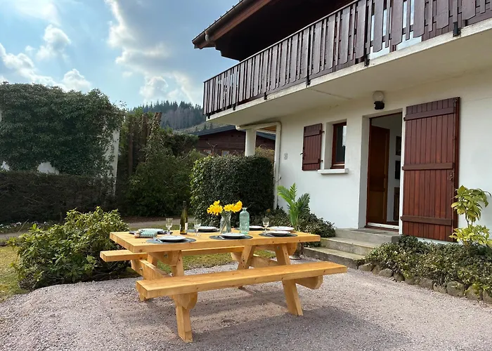 Familial Avec Piscine Au Centre De Chalet